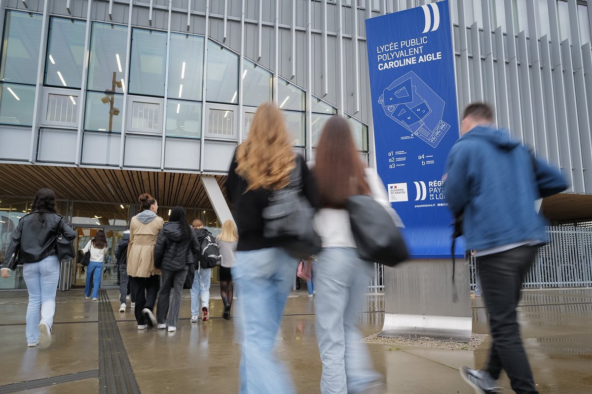 Donner un nom à un nouveau lycée, c’est donner aux lycéens une vraie source d’inspiration. Notre lycée de Nort-sur-Erdre (44) s'appelle dorénavant "Caroline Aigle" : polytechnicienne, 1ère femme pilote de chasse, immense sportive, mère de famille... Malgré sa vie trop courte,