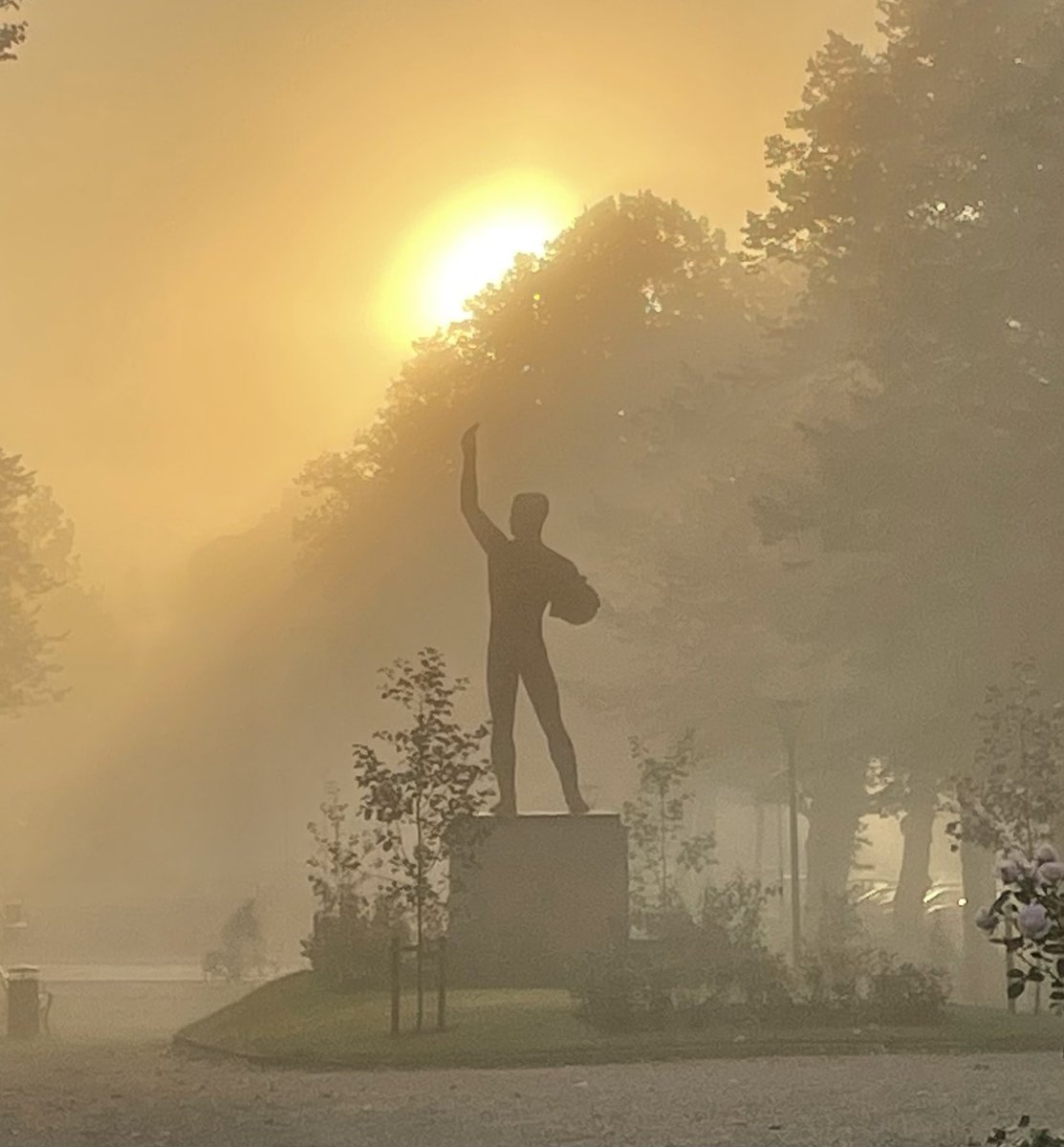 Lahden kaupunginhallitus teki tänään päätöksen luontotavoittesta: 
🦋Luontopositiivinen Lahti 2030🦋

🐝Eli tavoittelemme tilaa, jossa ihmisen vaikutus luontoon on käännetty miinukselta plussalle. 🐛

Nyt sitten vaan hommiin ja kaikki mukaan!

 #luonto #kestävä #tehtykestäväksi