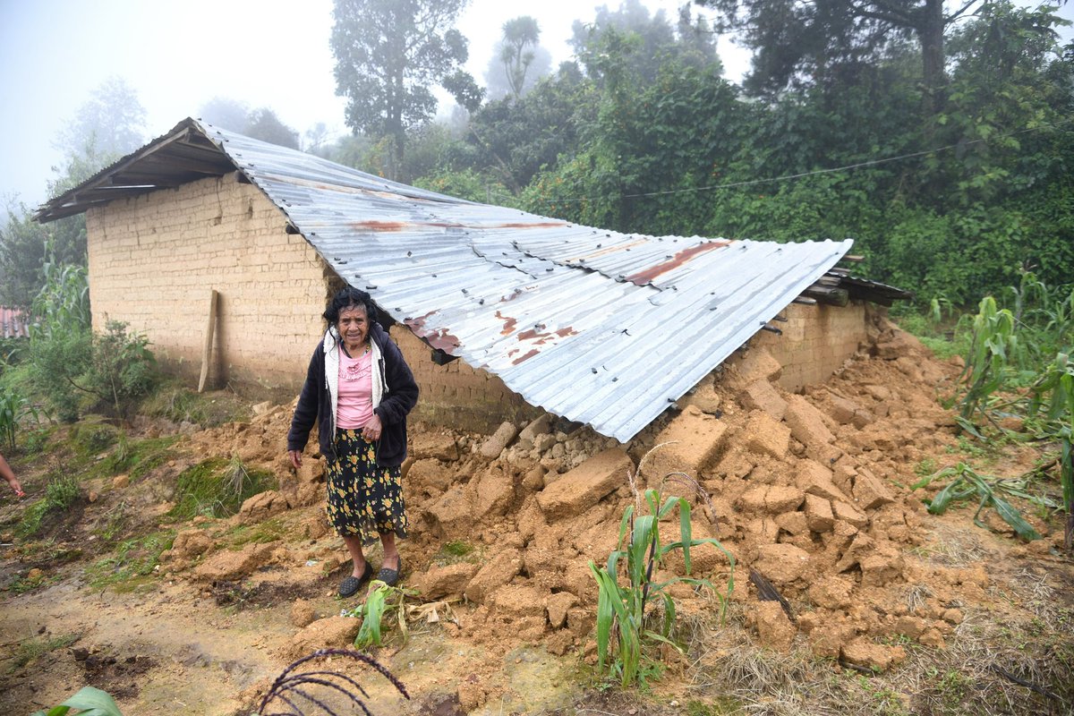 Tlachinollan's tweet photo. Sucumbir en el olvido/Las comunidades de la Montaña de Guerrero quedaron devastadas por el huracán John. Desde el 23 de septiembre la lluvia no cesó día y noche. Tres días más tarde varias familias tuvieron que salir corriendo porque las casas de adobe..

https://t.co/GF0CeEiKOn https://t.co/kCyf4pv8Ss