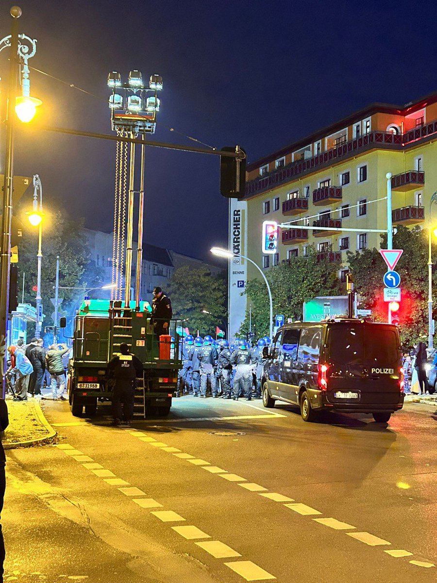 Nach Festnahmen am #Südstern bedrängten Versammlungsteilnehmende unsere Einsatzkräfte, schlugen und traten nach ihnen und bewarfen sie mit Flaschen. In der Nähe befindliche Medienvertretende waren ebenfalls von Flaschenwürfen betroffen.
Einzelne Medienvertretende behinderten aber