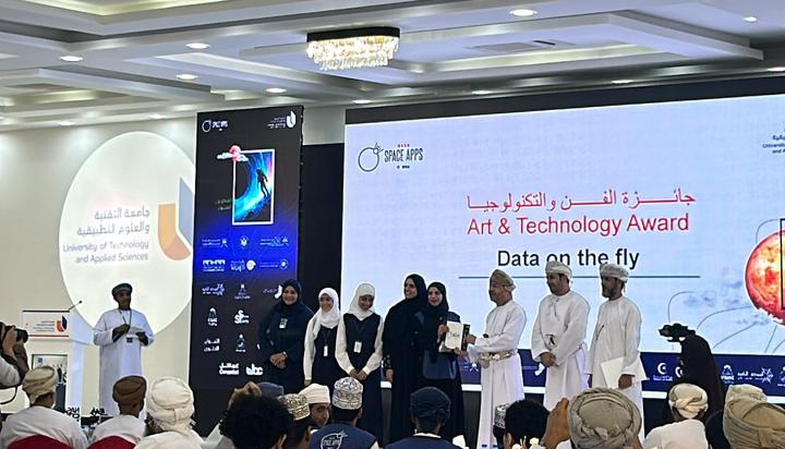 📸|• #تعليمية_مسقط 
المديرية العامة للتربية والتعليم لمحافظة مسقط  تهنئي مدرسة المعبيلة الجنوبية لحصول فريق data on the fly   جائزة أفضل استخدام للفن والتكنولوجيا في المرحلة الثانية لهاكثون ناسا لتطبيقات الفضاء لعام ٢٠٢٤ بمشاركة الطالبتين سارة الفارسية وعذاري البلوشية  بالتعاون