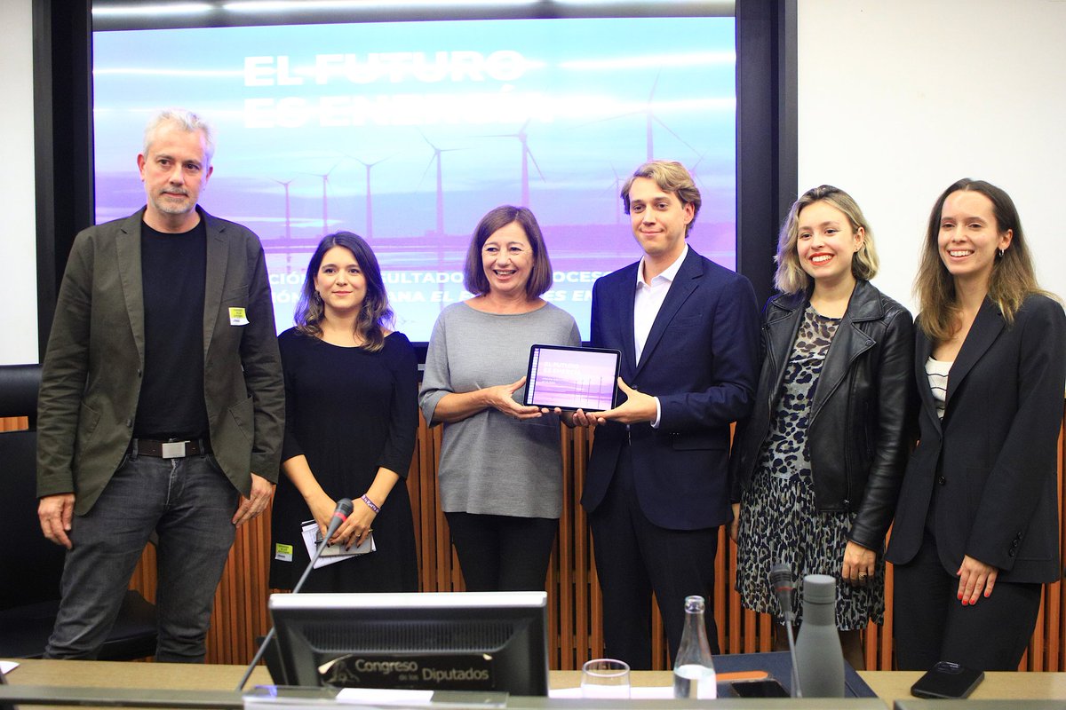 F_Armengol's tweet photo. Queda poco, pero aún hay tiempo para responder al cambio climático y para mí es un orgullo saber que hay tanta gente joven peleando por exprimirlo.

La iniciativa ‘El futuro es Energía’, de @demos_lab, refleja la voz de la juventud en la transición ecológica. Ahora nos corresponde a las instituciones escuchar y responder.

Es un orgullo que el Congreso sea el escenario de ese diálogo.