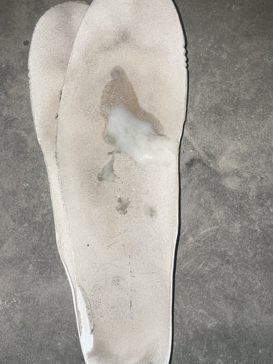 上次射完忘了拍照    这次更直观看到了对比   味道也是不用说真的太棒了   门口还看到了新鞋盒   希望不会洗了这双然后让我再把新鞋射臭哈哈