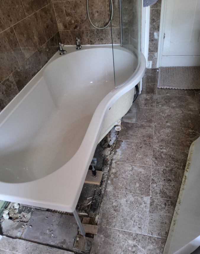 SolitaireLtd's tweet image. Curved baths can be a nightmare to get replacement bath panels for.
However, we managed to get a replacement for it and gave the bathroom a fresh new look!
Repair - Install - We do it all!