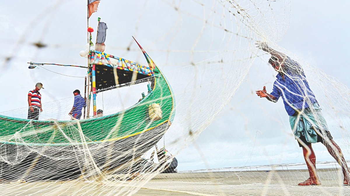 bdbusinesspost's tweet photo. The interim government is set to take swift action in introducing ‘insurance facilities’ for fisher families to safeguard their future against natural disasters and accidents.

Read more-
https://t.co/TCc1CxLN8v https://t.co/O7pLMMBlrt