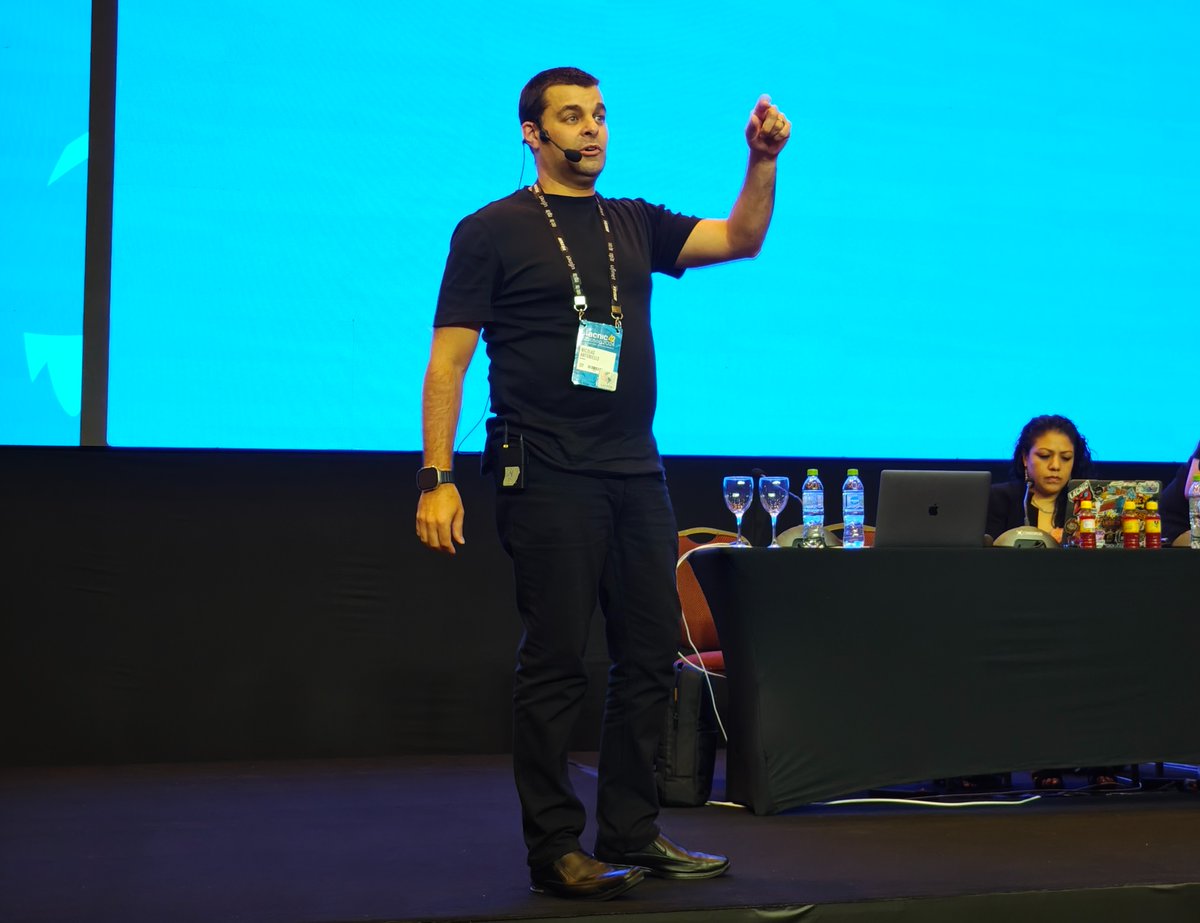 ICANN_es's tweet photo. Nicolás Antoniello, del equipo de Participación Técnica de la #ICANN, presenta durante el Laboratorio de ruteo seguro y validación de origen en #LACNOG2024 #LACNIC42 en Paraguay, compartiendo herramientas y buenas prácticas relacionadas con la seguridad en el ruteo en Internet. https://t.co/mTnyCggVAX