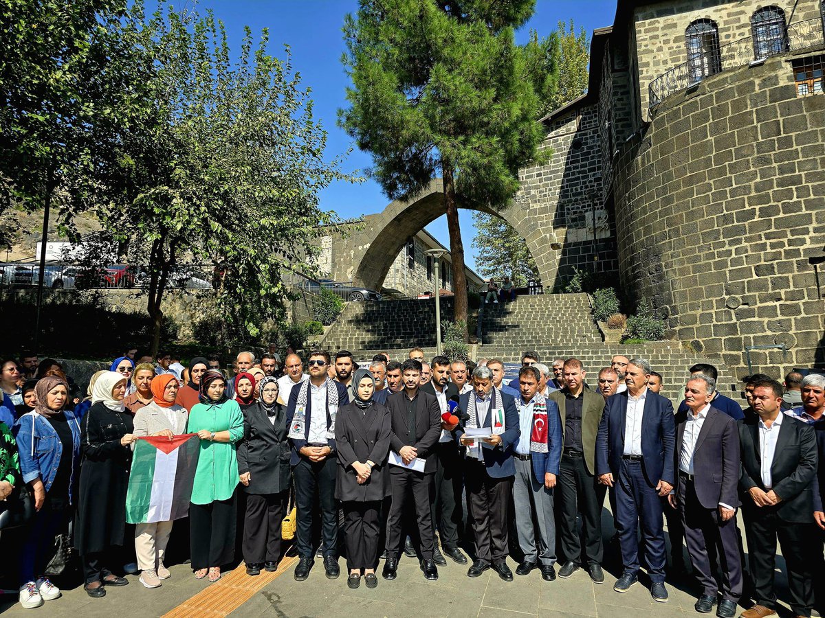 İsrail'in Filistin'e yönelik sürdürdüğü soykırımın birinci yılında Diyarbakır  teşkilatımızın katılımıyla 81 ilimizde ortak basın açıklamamızı gerçekleştirdik.

Dünyaya bu acıyı unutturmayacağız!

#1YearOfGenocide 
#365DaysOfGenocide