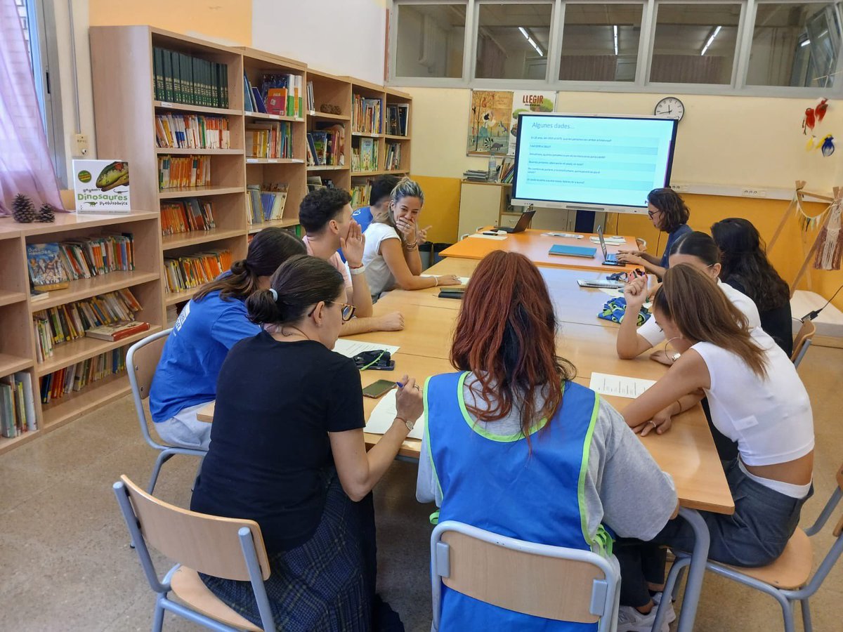 S’inicien les sessions de sensibilització lingüística per als equips de monitors-espais del migdia, conduïdes per les tècniques del <a href="/CNLBarcelona/">CNL de Barcelona</a> del nostre districte.Les monitores de l’<a href="/escolacanclos/">Escola Can Clos</a>, E. Ramon Casas, i E. Cavall Bernat han reforçat pautes d’ús. #AcordsULAE #ULAE