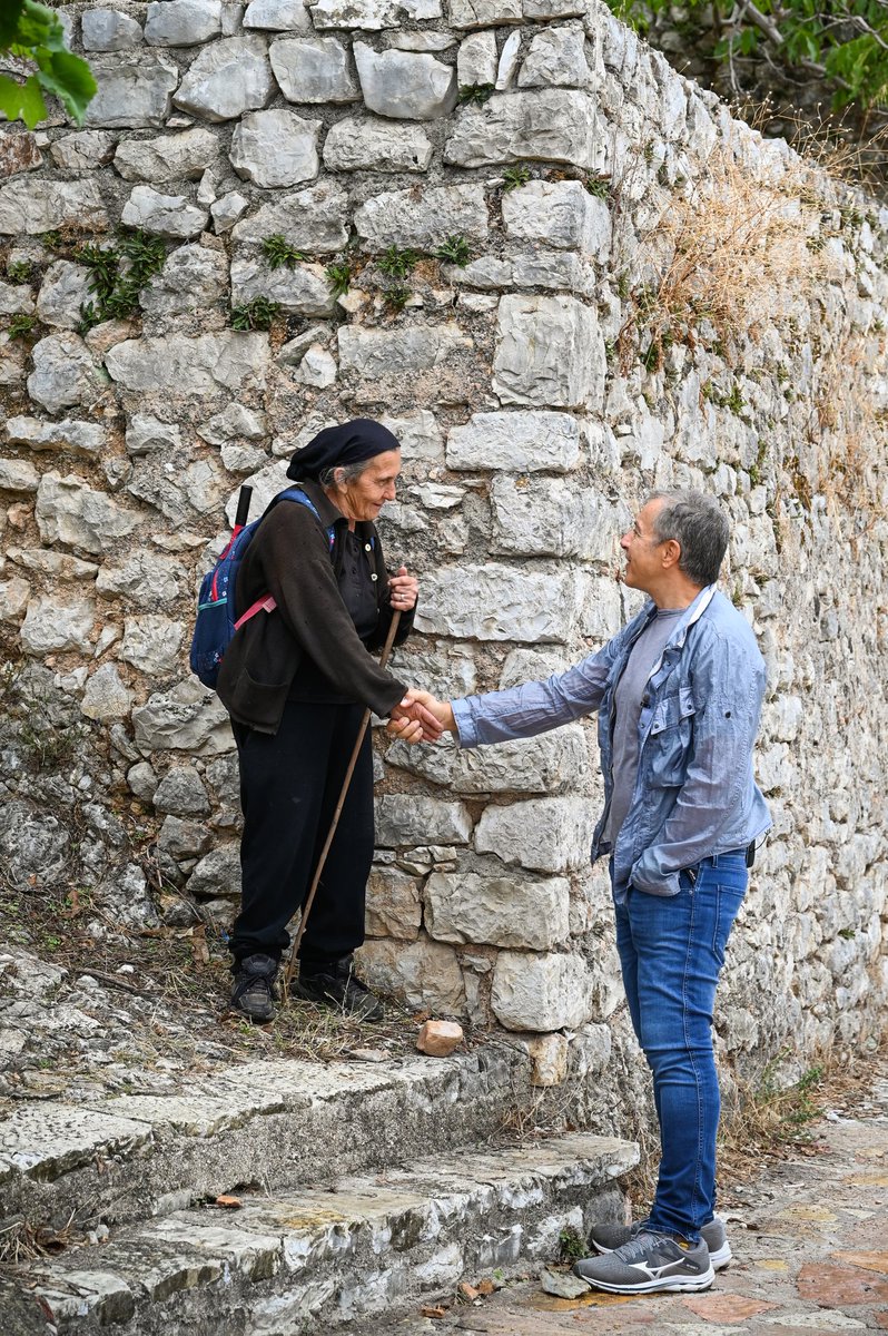 Με τη γιαγιά Βασίλω που κάποτε είχε 60 πρόβατα και τώρα έχει 36. 

Στα νιάτα της, επί κομμουνισμού, περπατούσε ξυπόλυτη αλλά η φτώχεια δε της στέρησε τα αυτοσχέδια γλέντια με κλαρίνα που στήνονταν στις αυλές. 

❗️Τετάρτη 23:45 στους <a href="/Protagonistesgr/">protagonistesofficial</a>

 @alphatv  

#protagonistes