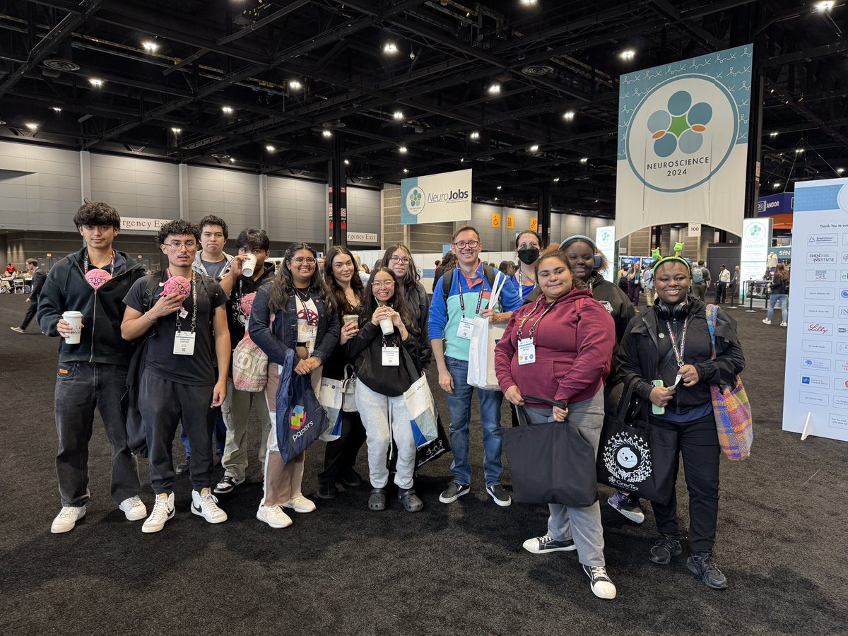 MrArsenie's tweet image. Had a blast at the #neuroscience2024 conference today with the @CarlSchurzHS #ibbio seniors! We spoke to scientists, researchers and checked out cool new science tech! #SfN24 thank you @network14cps for making this happen!