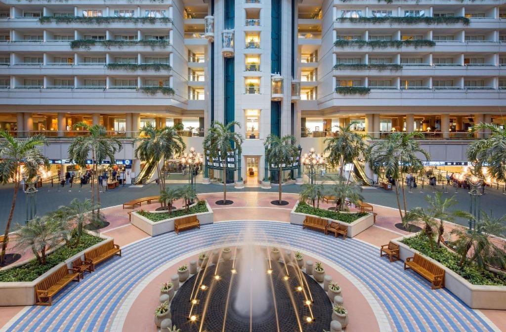 DCL_CRUISE_NERD's tweet image. MCO made announcement they will suspend operations starting Wednesday morning so Cruise Nerds if you have flights in next 48 hours check with your airline be safe everyone  #hurricane #hurricanemilton #category5hurricane