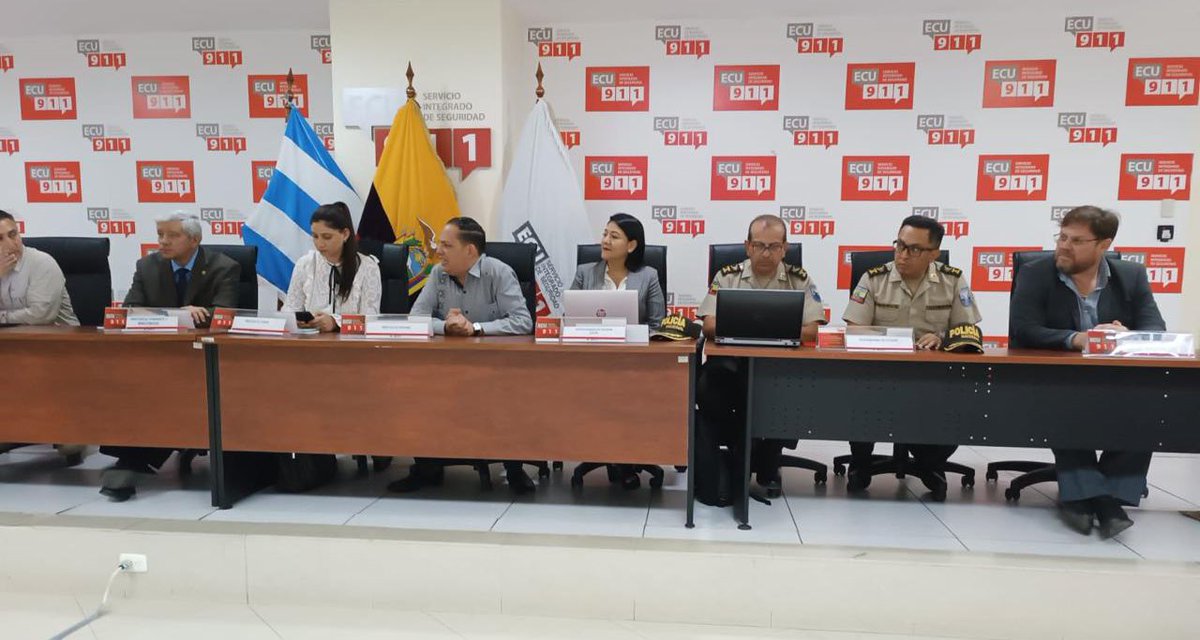 ECU911_'s tweet photo. La Directora General del #ECU911 @amayalaec, participa en la mesa técnica de seguridad con autoridades locales y nacionales, junto al gremio de transportistas. En diálogo permanente se articulan acciones vinculadas con la seguridad integral del sector. https://t.co/bTxdLxEhp6
