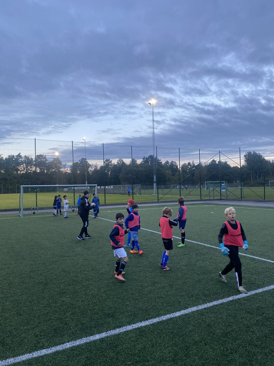 pashofestim's tweet photo. IKVÄLL!
Inspirationsträning inom RTP tillsammans med #SmedbyBoIK & #IFKBerga
Bra jobbat spelare och ledare 👏⚽️
#KalmarFF #RTP2024 #SmålandsFF https://t.co/Tv0htAnfVj