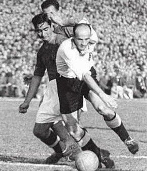 voltasport's tweet photo. 🇩🇪 Edmund 𝗖𝗢𝗡𝗘𝗡
📍 Ürzig, 10/11/1914
🙏🏻 Leverkusen, 5/3/1990
🏟️ Delantero 🌍 @DFB_Team (28)
👕 @ersterfcs @svk1899 @FCMulhouseOFF #HSVGroßBorn #SCYFJuventus
Autor del primer hat-trick para Alemania en un Mundial, en 1934 ante Uruguay, evento en el que anotó 4 goles. #GER https://t.co/ZN4hGZklH0