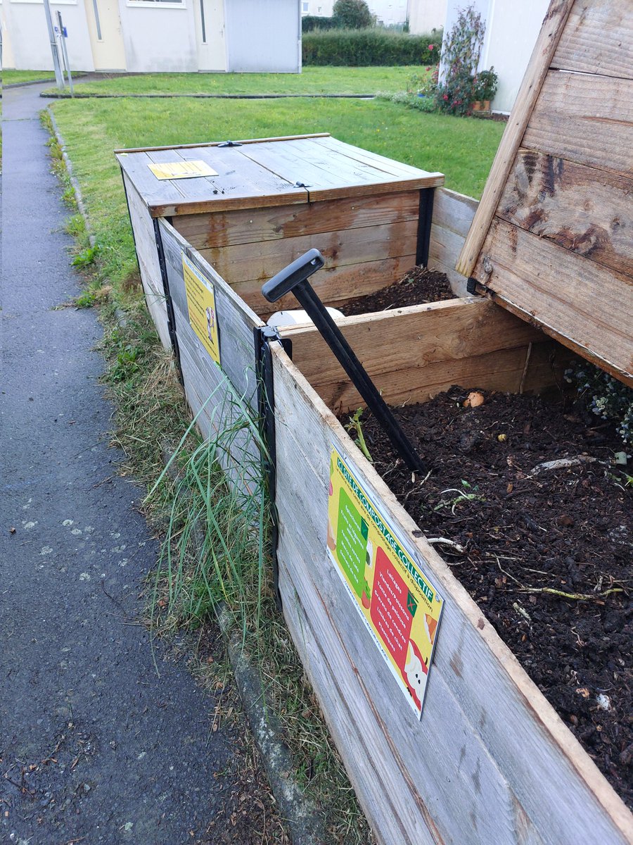 Visite hebdomadaire des deux zones de composteurs collectifs mises à disposition des habitants #composteurs #SaintSauveurVillages