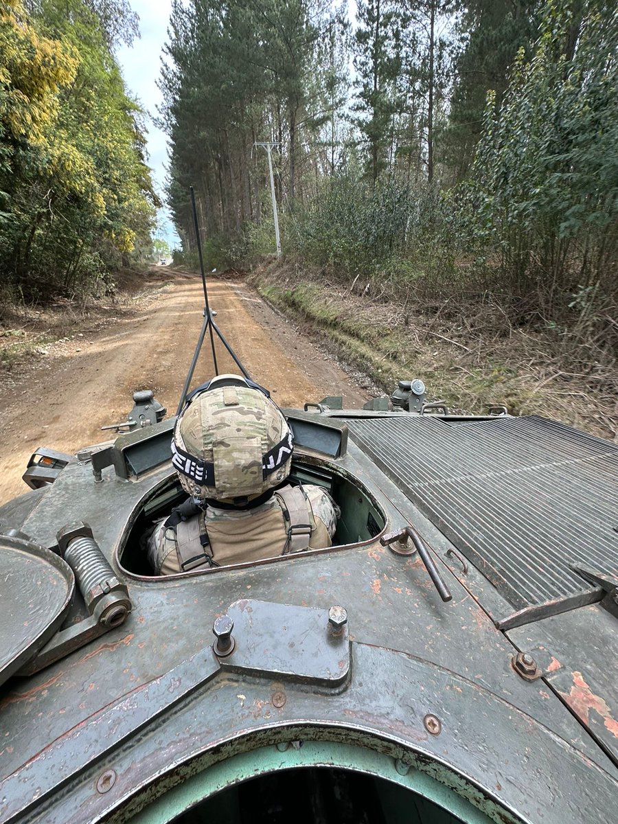 Ejercito_Chile's tweet photo. Nuestra fuerza se mantiene desplegada en la región de La #Araucanía y la provincia del #Biobío, contribuyendo al resguardo de las rutas y a la seguridad de la población.
#EjércitoTeCuida🇨🇱 https://t.co/a1drMUMMoc