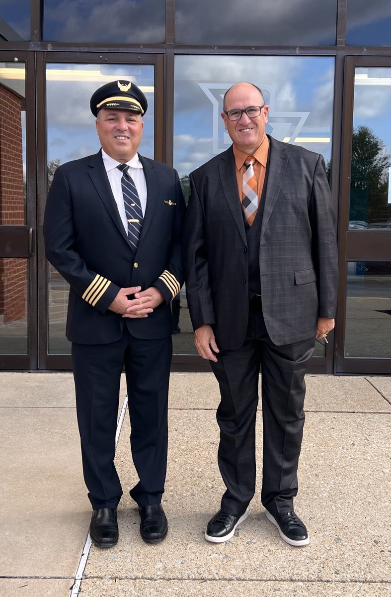 RVSDPanthers's tweet photo. Did you know? U.S. aviation will need 649k pilots, 690k techs, &amp; 938k cabin crew in the next 20 years. River Valley welcomed Navy vet &amp; United Airlines Captain Paul Joyce to share his career journey with students interested in careers in aviation. 

@RVSDSuper @rvhspanthers1 https://t.co/dnLutSe5YT