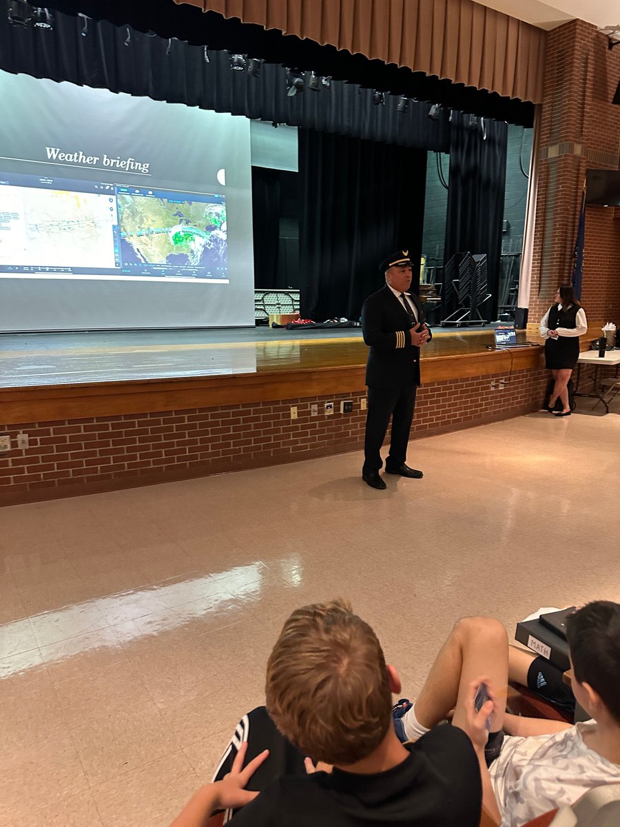 RVSDPanthers's tweet photo. Did you know? U.S. aviation will need 649k pilots, 690k techs, &amp; 938k cabin crew in the next 20 years. River Valley welcomed Navy vet &amp; United Airlines Captain Paul Joyce to share his career journey with students interested in careers in aviation. 

@RVSDSuper @rvhspanthers1 https://t.co/dnLutSe5YT