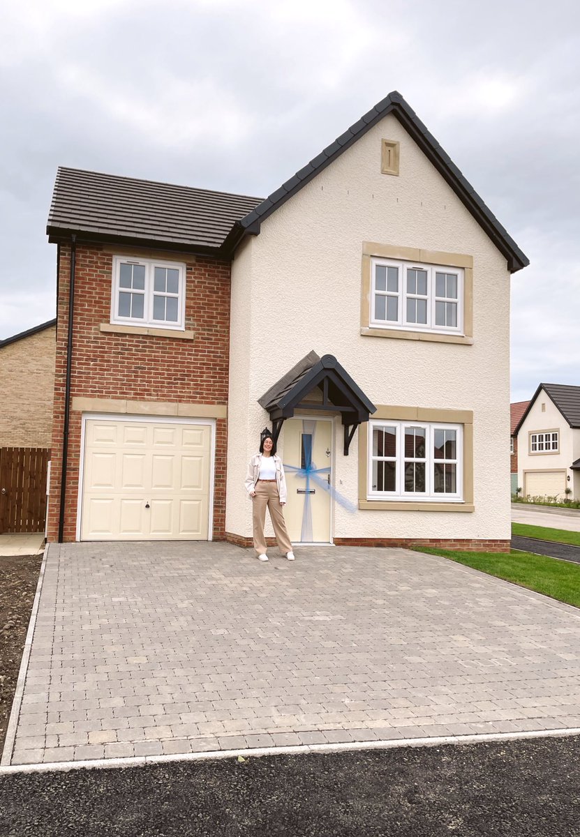 AmyEliseMercer's tweet image. A couple of months ago I got the keys to my first home and have finally moved in, so wanted to share. Coming from a working-class mining village where opportunities aren’t always easy to come by, I’m so so proud to have made this happen on my own! 🏡💪🏽🔑