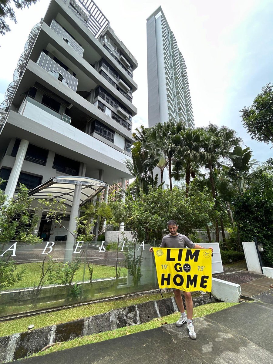 SinAtadurasPM's tweet photo. 🇸🇬 @daaanii1414 está retenido en Singapur desde el pasado viernes junto a su mujer por hacerse una foto con una pancarta de "LIM GO HOME" y pegar una pegatina de "LIM OUT" en casa de Peter Lim 

🪪 Retirada de pasaporte y no pueden salir del país. Se encuentran en un hotel

👮Mañana a las 15:30 (hora de Singapur) tienen que declarar. Ahora mismo desconocen el motivo por el que se les acusa