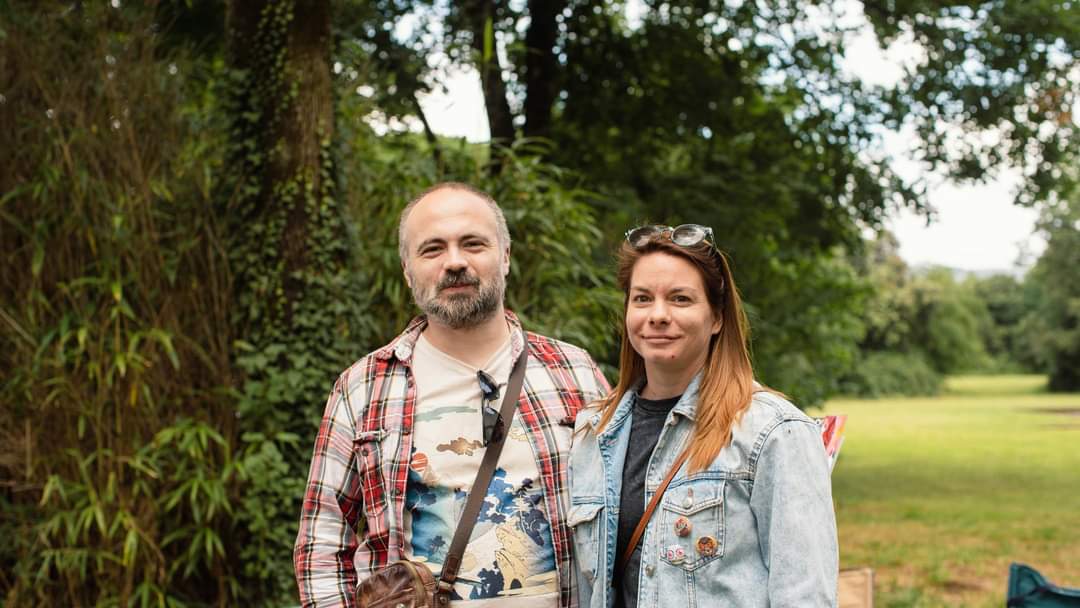 [NOUVELLE ACTIVITE]

𝑲𝒐𝒂𝒃𝒂𝒓𝒂 𝑫𝒆𝒔𝒊𝒈𝒏 🎨

Tristan et Kinga ont transformé leur passion pour l’animation en métier. Graphistes-illustrateurs, ils ont choisi de se spécialiser en motion design : la création de vidéos animées à partir de textes, de photos et de dessins.