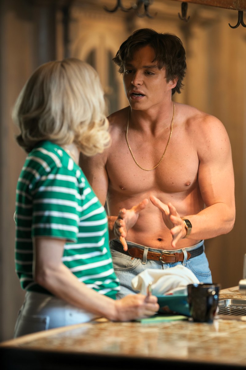 nepalesruben's tweet image. “I thought of the opportunity to play this damaged woman, a flawed mother who turns to the bottle,navigating generational trauma...leaning into gender roles &amp;amp; what that meant for women of a certain generation."#chloesevigny on #TheLyleAndErikMenendezStory 
bit.ly/4eCYjCL
