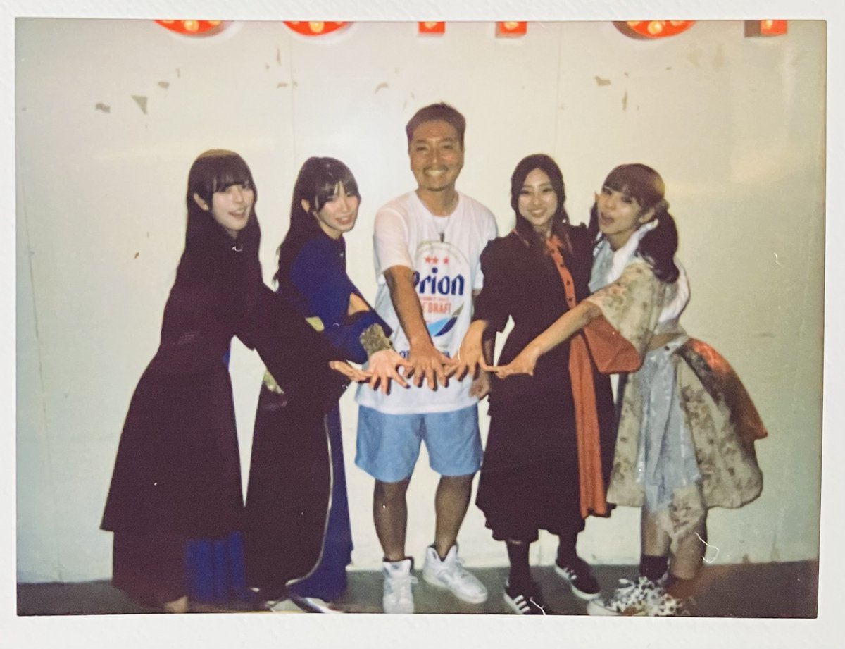 KeiTaSomen's tweet photo. チェキレポ① #MVTOUR FC限定沖縄🌺
😎お疲れ様!楽しかったー!
みんなで売れる為に円陣組もうぜー!
📸
😎まじ楽しくてあとなんか感動して2曲目でもう泣いたよ
🤍えーなんでw涙出たの?
😎ごめん…涙流れてないし泣いてもいないw
❤️何なのコイツ!w
#モンアイ
#ハイ・モモチーズ
#そーめんチェキ https://t.co/p9Rn3HHgHn