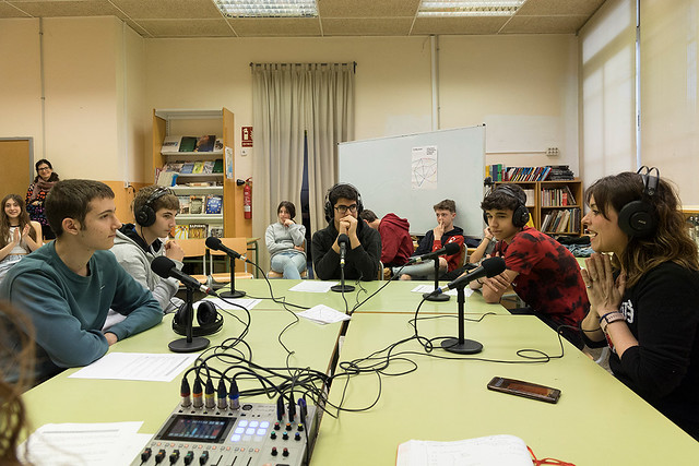 Professorat... voleu fer un taller d'iniciació a la 🎙️ ràdio al vostre centre?
comsoc.cat és la resposta
comsoc.cat/news/ca/2024/0…
Quins mitjans d’informació tenim al nostre abast? Quines virtuts tenen la ràdio (i el pòdcast) per captivar?