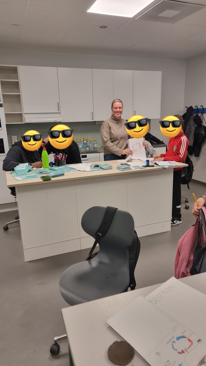 ÅK 5 #Gårdstensskolan skriver och ritar en förklaring till hur vind uppstår. #arbetsro #NO 
<a href="/JerlhaAnna/">Anna-KristinaJerlhag</a>