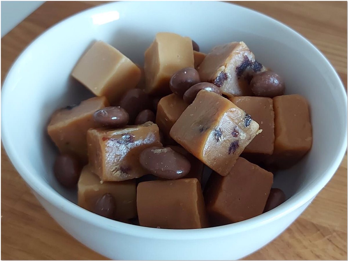 LeedSTUnited's tweet image. Every time we’ve visited #WestwardHo #Devon, we have always bought sweets from the same shop. Some of the sweets sure bring back some happy memories 🩷💙 (3/3)  #KeepItRetro