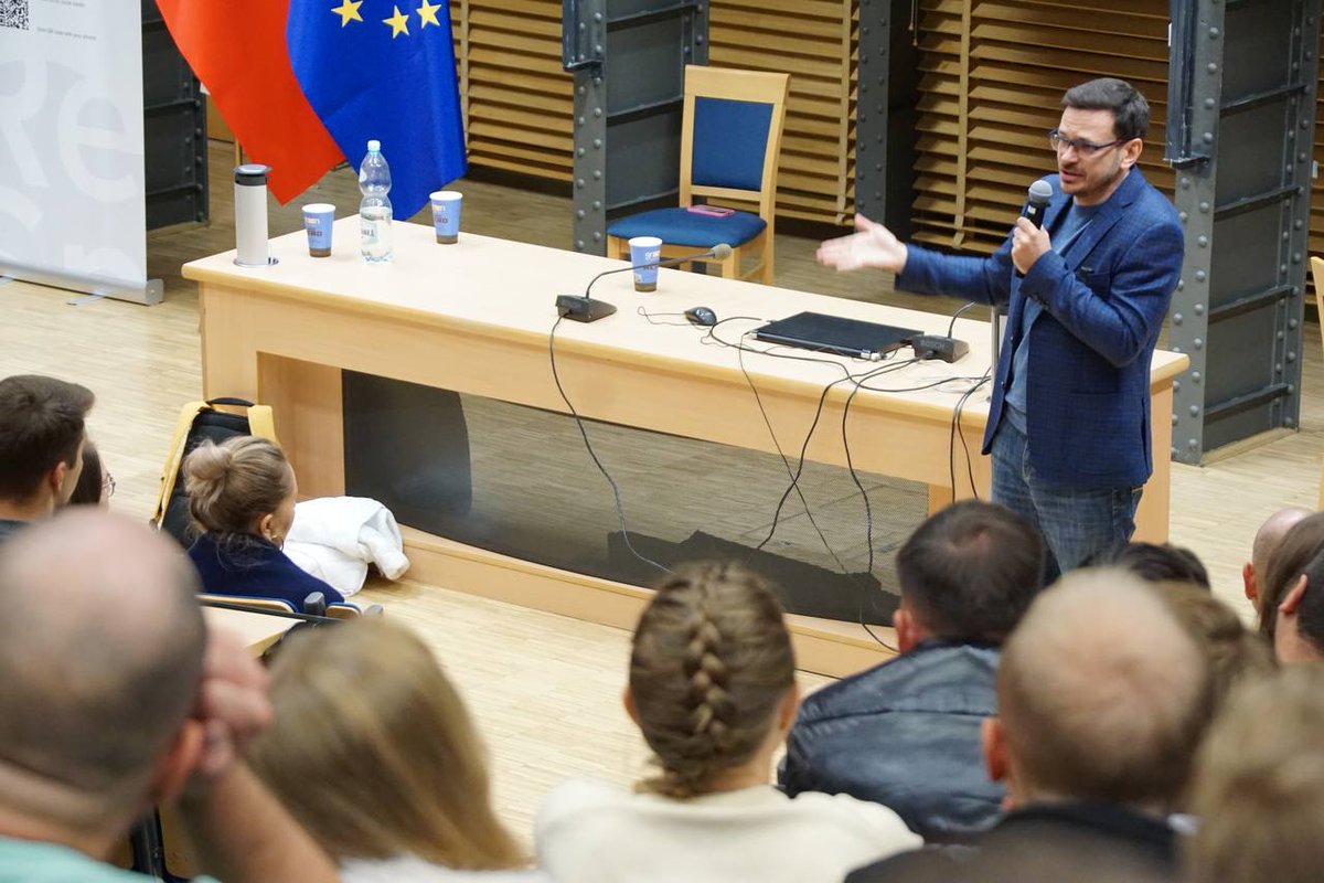 4freerussia_org's tweet photo. A world-class lecturer!
@IlyaYashin
#FreeRussiaFoundation #RussianExiles #Reforum https://t.co/DBcvGJ9njL
