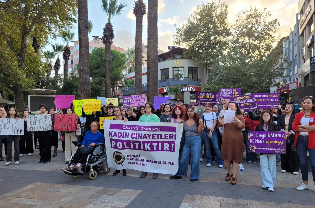 KADINLAR İSYANDA;
"BU CİNAYET MAHALİ ÜLKEDE GÜVENDE DEĞİLİZ!"
Fatih’de vahşice katledilen Ayşenur Halil ve İkbal Uzuner'in ardından Kadınlar Birlikte Güçlü Platformu Candoğan Parkı önünde  basın açıklaması yaptı.