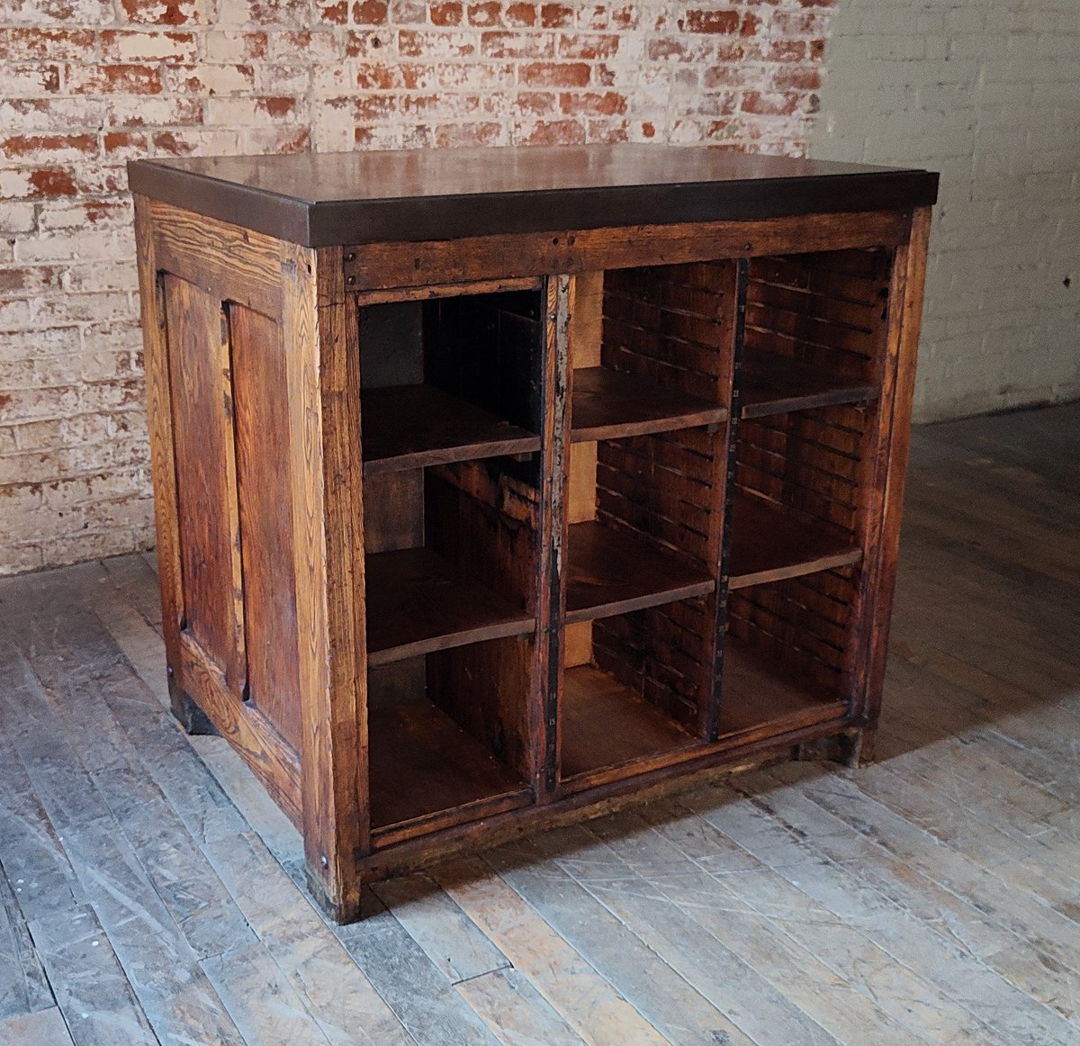 GetBackInc1's tweet photo. Vintage Industrial Kitchen Island / Cabinet

https://t.co/hSnnyMtUfa

#kitchenisland #kitchenislanddesign #hamiltonprinting #printerscabinet #oakcabinets #storagecabinet #castirontop #kitchendesign #restaurantdesign #cubbystorage #vintageindustrial #antique #antiques https://t.co/Jd8aVAiMy2