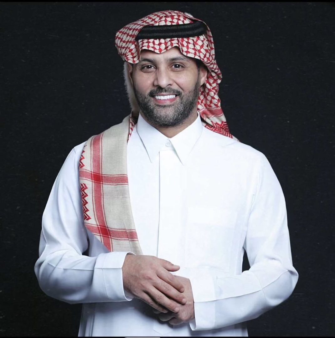 رجل يصدح بالحق ولا يخشى لومة لائم، يكشف الحقائق وما يسمح للمدلسين يمررون كذبهم على حساب الهلال، حب كبير لمحامي الهلال الاول الاسطورة ياسر القحطاني💙