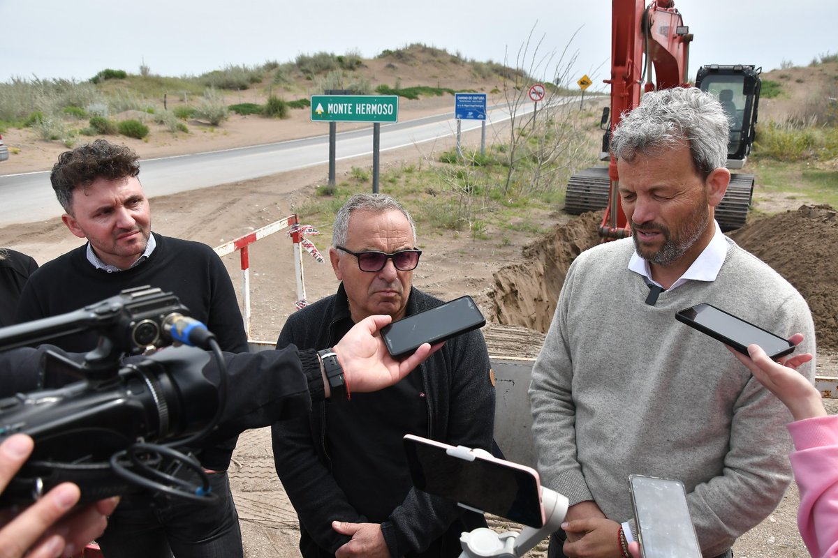 harranz's tweet photo. Comenzamos hoy una obra energética muy esperada que aumentará la potencia de distribución al sector este y descomprimirá otras zonas evitando el colapso del verano pasado lo que significa una inversión y un esfuerzo importantísimo pensando en el Monte Hermoso de los próximos años https://t.co/OV4BS54tku