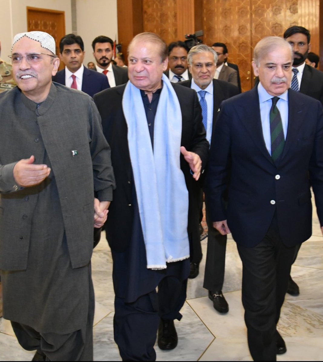 آج میں ایوان صدر میں تھا جب صدر زرداری نواز شریف کو ہاتھوں میں ہاتھ ڈالے گاڑی تک چھوڑنے آئے۔ 
وضع داری اور رکھ رکھاو آج کی کانفرنس میں موجود تمام لوگوں میں نظر آ رہا تھا۔۔
سیاست ضروری نہیں عدم احترام اور گالم گلوچ سے ہی کی جائے۔
نواز شریف عزت دینے میں بھی فراخ دل ہیں ملتی بھی ہے۔