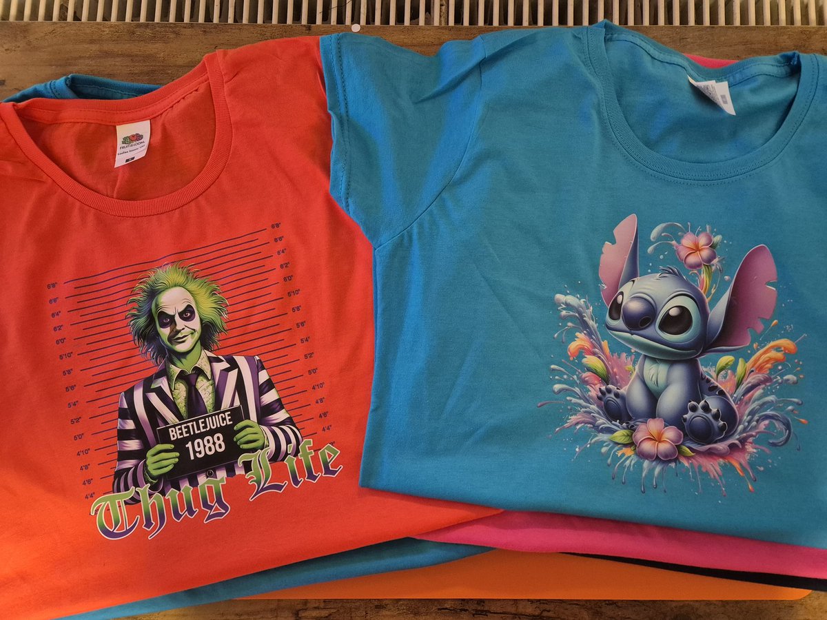 Kennt ihr das, wenn die Kleinste beim Abendbrot plötzlich kreative Designideen raushaut und Papa sofort im Büro an den PC springen muss? 🤯 Neuer Job: Familien-Designer auf Abruf! 😅👕 #KidsGotTalent #PapaMussRan #helfenfetzt