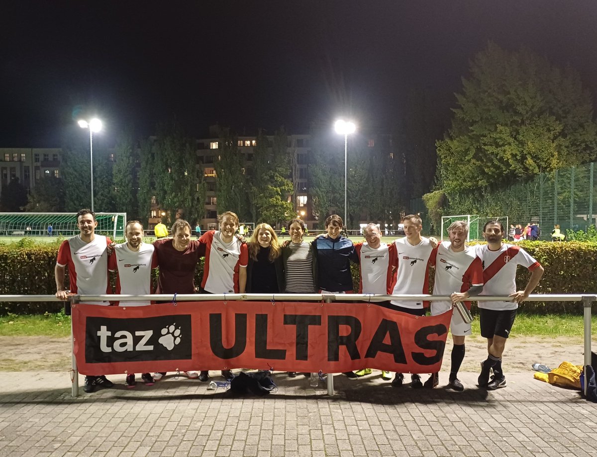 Der <a href="/tazgezwitscher/">taz</a> Panter FC heute mit Hilfe von ganz oben, aber trotzdem weiter ganz unten: in dieser Höhe unverdient 4:7 (0:4) gegen <a href="/derspiegel/">DER SPIEGEL</a>