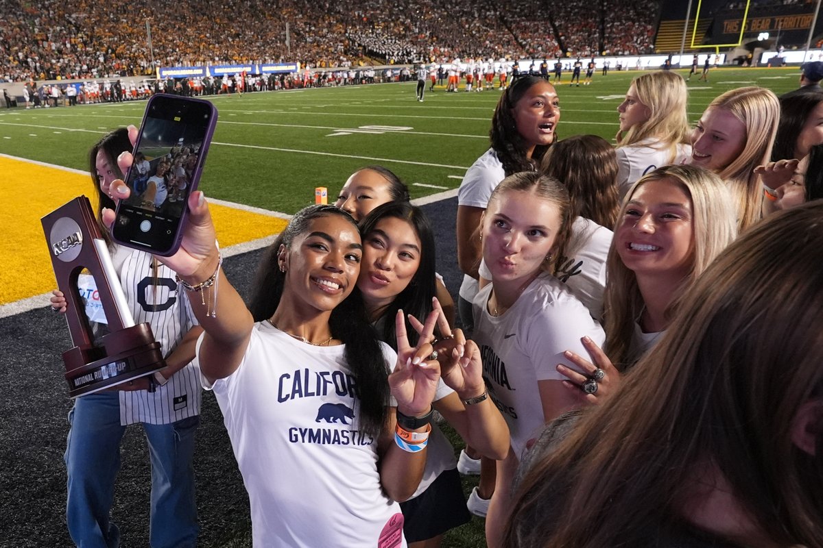 CalWGym's tweet image. 𝑻𝒂𝒌𝒊𝒏𝒈 𝑪𝒆𝒏𝒕𝒆𝒓 𝑺𝒕𝒂𝒈𝒆 🌟

Thank you #CalFamily for honoring us in front of a SOLD-OUT CMS crowd on Saturday! Last season was one to remember and we're ready to make more memories come January!

#GoBears 🐻 | #OneDayBetter