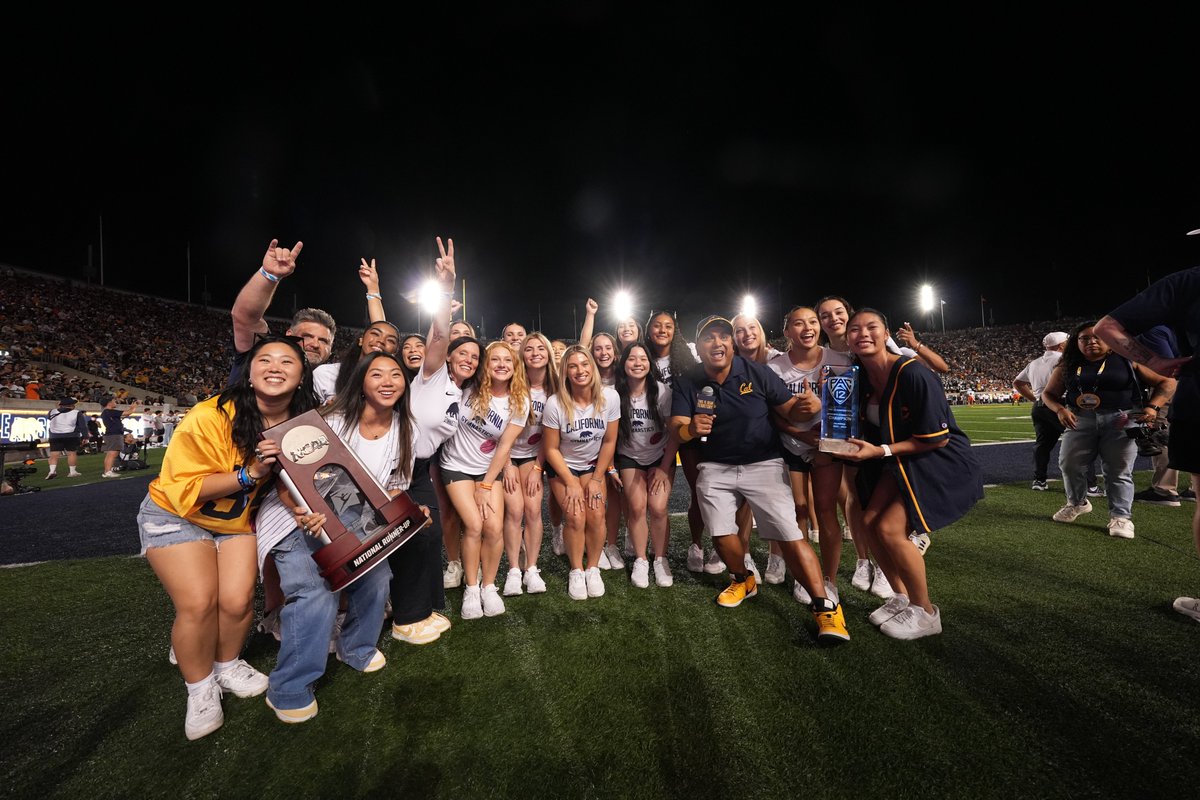 CalWGym's tweet image. 𝑻𝒂𝒌𝒊𝒏𝒈 𝑪𝒆𝒏𝒕𝒆𝒓 𝑺𝒕𝒂𝒈𝒆 🌟

Thank you #CalFamily for honoring us in front of a SOLD-OUT CMS crowd on Saturday! Last season was one to remember and we're ready to make more memories come January!

#GoBears 🐻 | #OneDayBetter