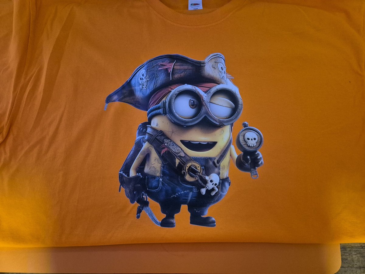 Wenn du wegen der Kleinen so richtig im Flow bist und plötzlich dein Kleiderschrank neuen Inhalt bekommt... 🧑‍🎨💡 Neue Kollektion: "Papa im Designwahn" – jetzt in allen Größen! 😅👕 #KidsInspiriert #KreativeKleiderkrise #helfenfetzt