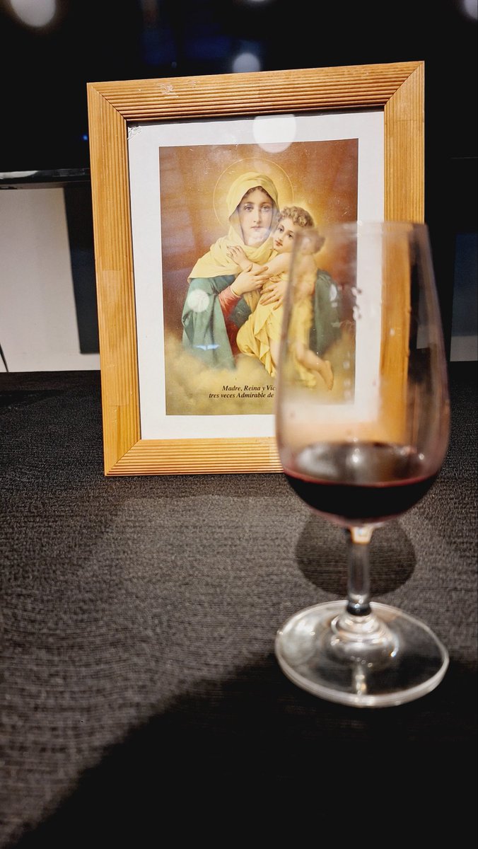 #LaCueva10Años 
Feliz cumpleaños Cueva! <a href="/VinotecaMRWines/">Musu</a> creador de una religión ligada al buen vino, a los amigos, al trabajo y rendir homenaje de miles de pequeños proyectos de vinos, joyas distribuidas a lo largo y ancho de nuestra hermosa Argentina. 
¡Por muchas más décadas!