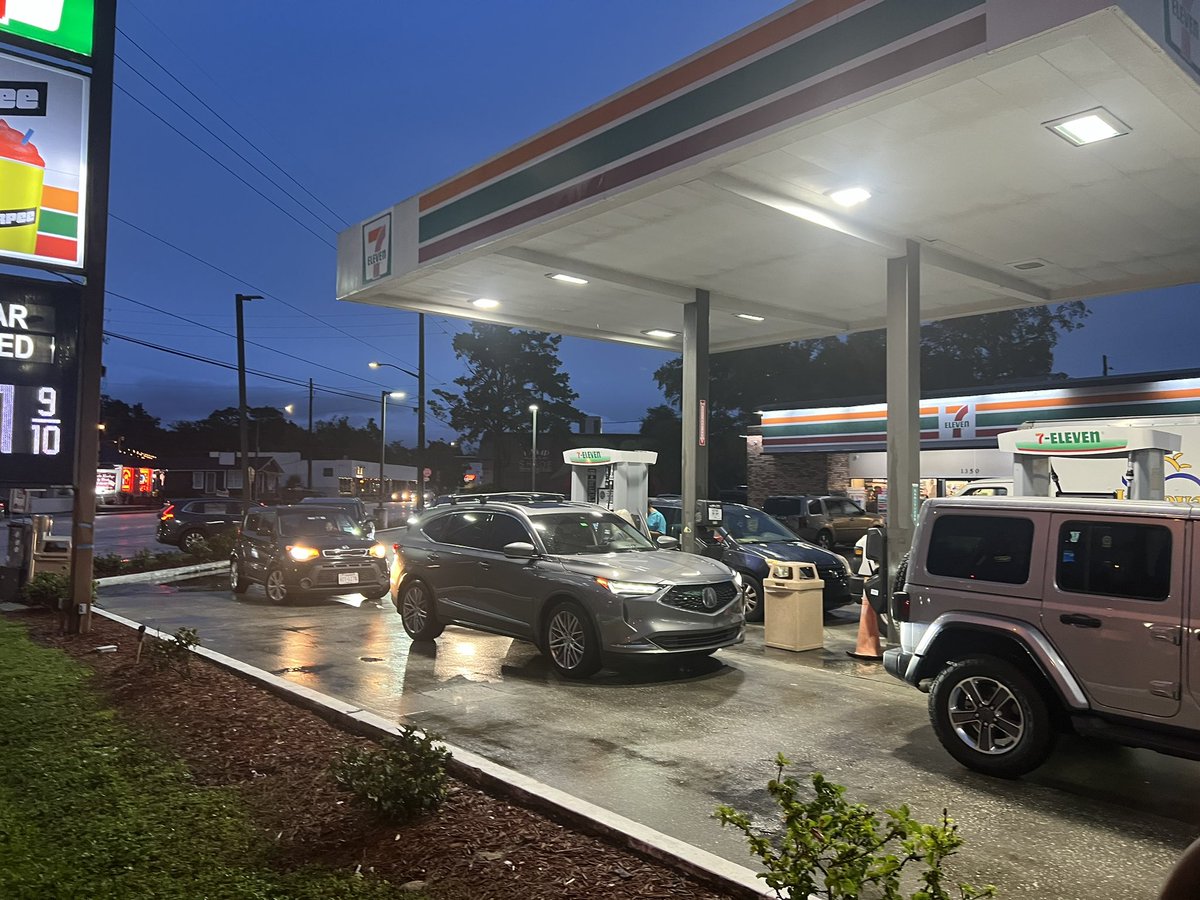 JamesWarnerNEWS's tweet photo. Gas lines are forming in Orlando ahead of #hurricanemilton #severewx #FLWX https://t.co/chL8wvFcl1