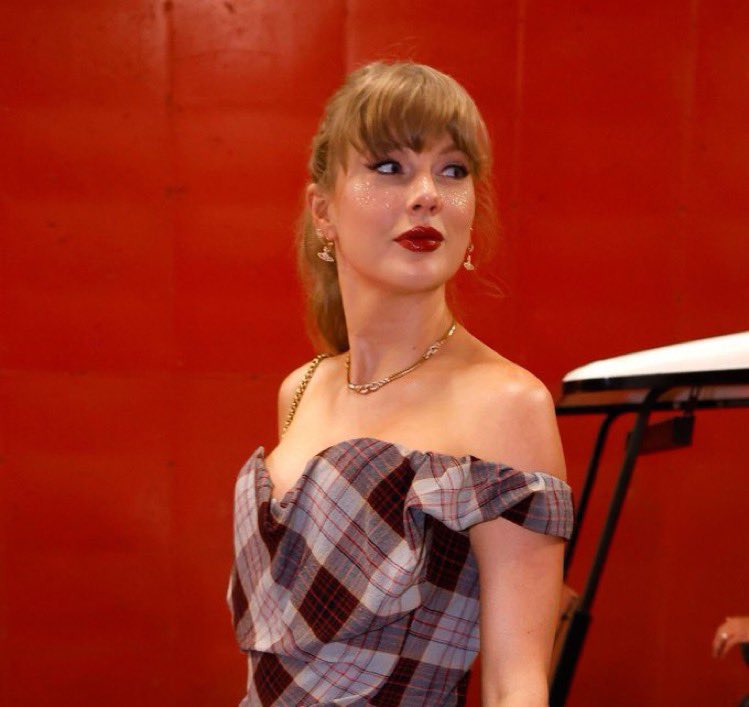 folksyswift's tweet photo. “I wanna love glitter and also stand up for the double standards that exist in our society. I wanna wear pink, and tell you how I feel about politics. I don’t think those things have to cancel each other out.”- Taylor Swift https://t.co/ixBKvldrrX