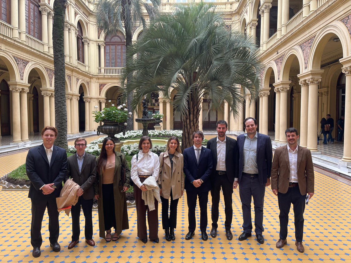 Hoy mantuvimos nuestra reunión mensual en📍Casa Rosada. Nos encontramos con <a href="/edserenellini/">Eduardo Serenellini</a> y <a href="/FrancoMogetta/">Franco Mogetta</a> para intercambiar visiones estratégicas y seguir fortaleciendo los espacios de diálogo público-privado.