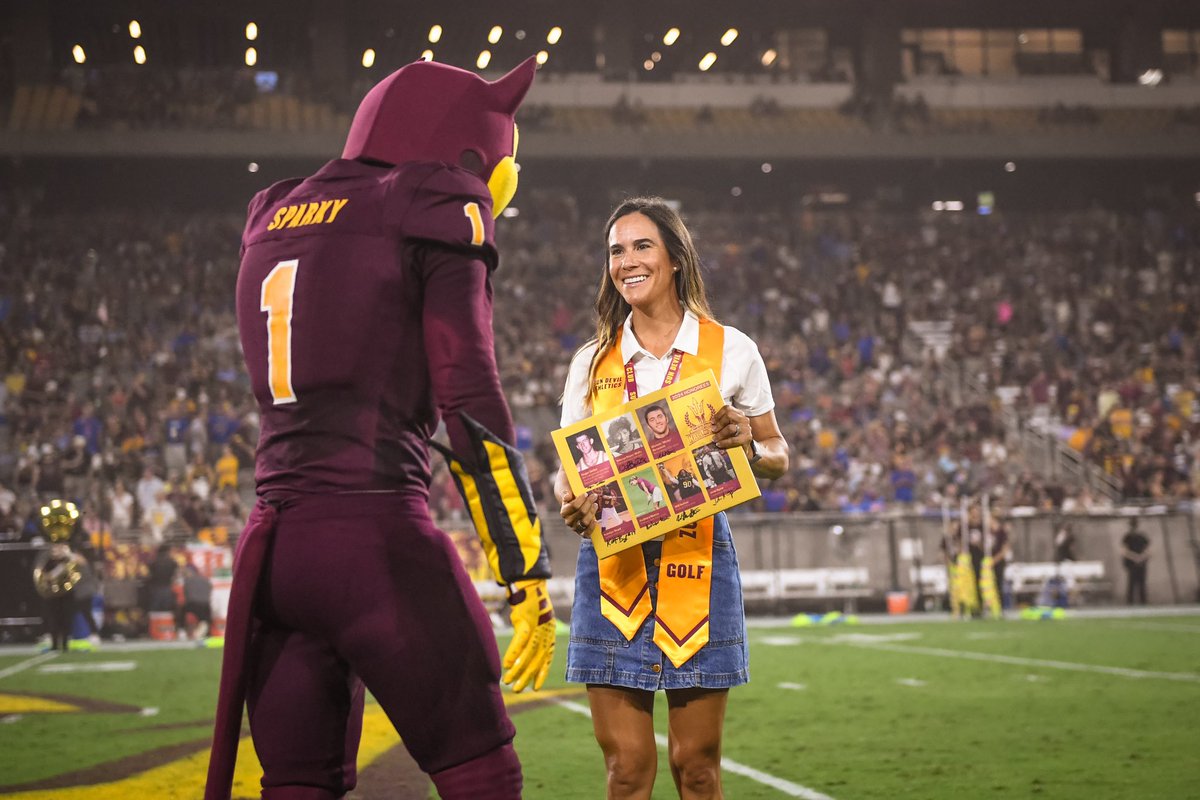 SunDevilWGolf's tweet image. Legendary Status 🫡

@SunDevilWGolf National Champion Azahara Munoz was honored at halftime of @ASUFootball’s win over Kansas as part of the 2024 @TheSunDevils Hall of Fame Class 😈

@AzaharaGOLF /// #SunDevilForLife