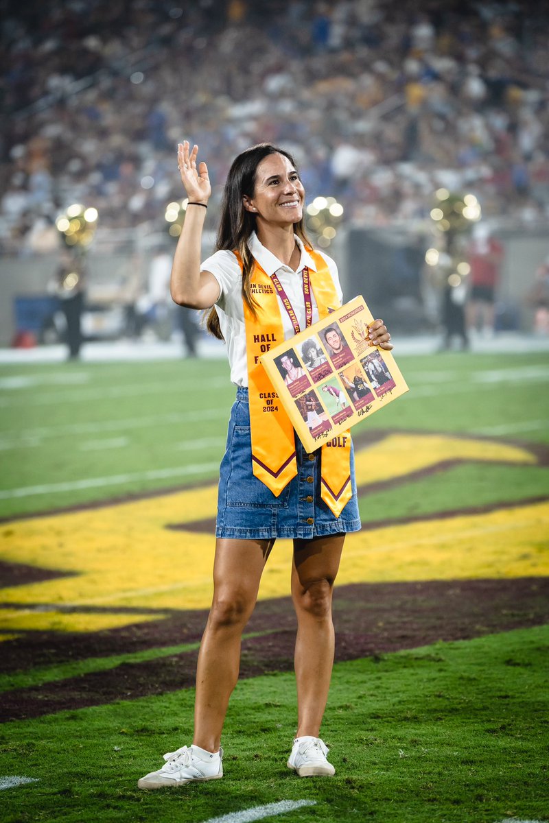 SunDevilWGolf's tweet image. Legendary Status 🫡

@SunDevilWGolf National Champion Azahara Munoz was honored at halftime of @ASUFootball’s win over Kansas as part of the 2024 @TheSunDevils Hall of Fame Class 😈

@AzaharaGOLF /// #SunDevilForLife