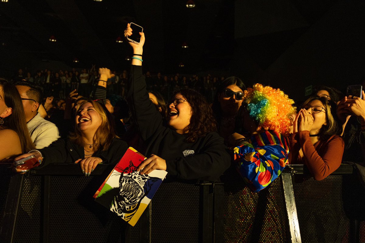 Apenas bajando de esta noche tan increíble que nos regaló CDMX el sábado pasado. 
Qué lindo ver la tanta gente conectada y vibrando, empanadas, payasos, parejas, solitarios y toda la banda en comunión. Gracias por una gira hermosa México, nos vemos el próximo año.