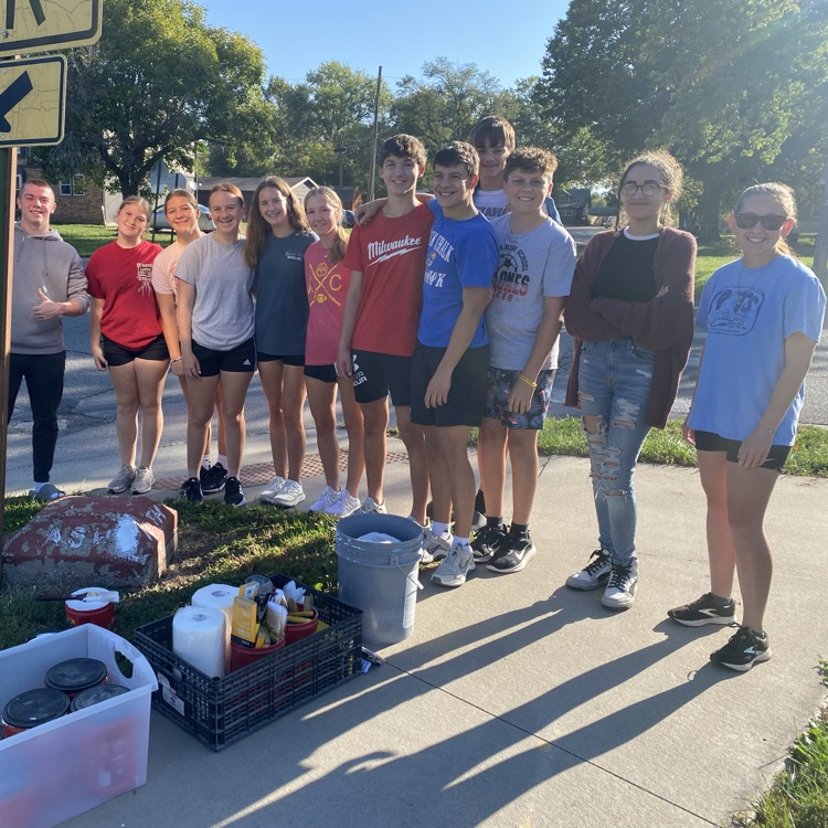 OHSActivities's tweet photo. On Saturday, our FCA students participated in a community service activity!!! #CyclonesGiveBack #CyclonePride https://t.co/ZSQWtqqnTR