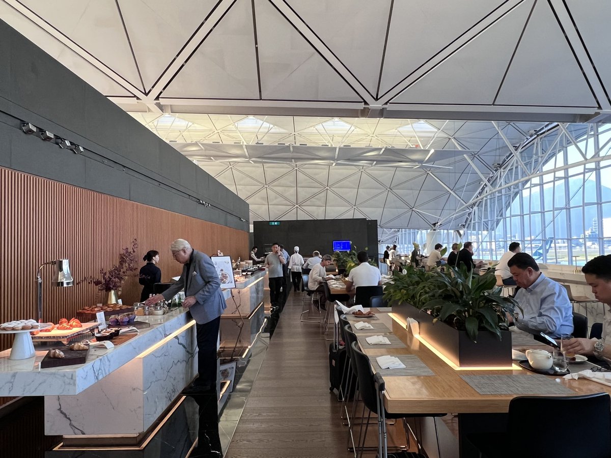 LChew77's tweet image. #cathaypacific #thewing #firstclasslounge 

Fantastic especially the cabana shower room